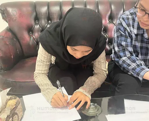 Kak Nita menandatangani kontrak kerja perusahaan Jepang dengan bantuan dan arahan staf Human Mandiri Indonesia